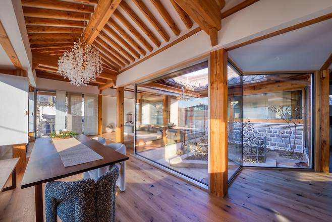 Interior of Binyeon-jae, a renovated hybrid hanok in Samcheong-dong, Jongno-gu, Seoul (Hooxme Lee Sang-hoon)