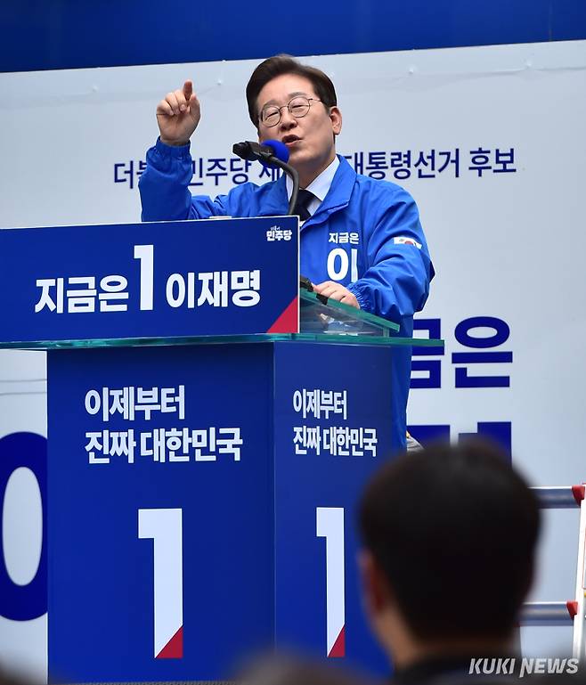 이재명 더불어민주당 대선 후보가 13일 대구 동성로에서 지지를 호소하고 있다. 최태욱 기자