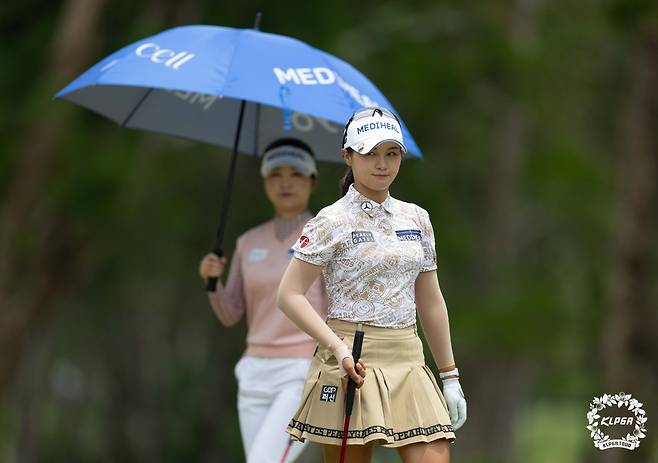 오는 14일 강원도 춘천 라데나GC에서 열리는 두산 매치플레이에서 우승을 놓고 격돌이 예상되는 이예원과 박현경(오른쪽). 작년 대회에서는 박현경이 이예원을 결승전에서 1홀차로 이겨 우승했다. KLPGA