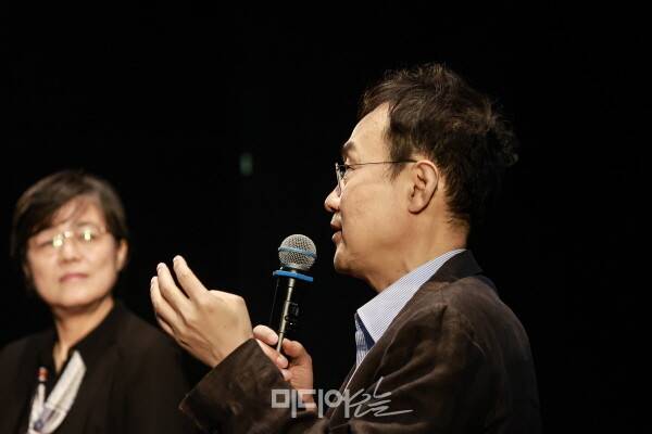 ▲ 지난 9일 미디어오늘 주최로 열린 '미디어먼슬리' 북토크에서 이희정 미디어오늘 사장(왼쪽)과 김영민 교수가 대담을 하고 있다. 사진=김용욱 기자