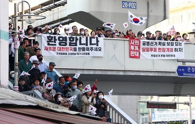 제21대 대통령 선거 공식 선거운동 첫날인 12일 김문수 국민의힘 대통령 후보가 대구 중구 서문시장에서 유세를 하고 있는 가운데 시민들이 태극기를 들고 응원하고 있다. 2025.5.12/사진=뉴스1 /사진=(대구=뉴스1) 김민지 기자