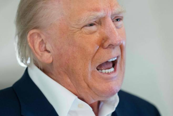 도널드 트럼프 미국 대통령이 4일(현지시간) 플로리다에서 주말을 보낸 뒤 워싱턴 백악관으로 가기 위해 웨스트 팜비치서 전용기를 타고 취재진을 만나 "중국과 언제 관세 협상을 타결할 것인가는 그들이 아닌 나에게 달려 있다"고 밝히고 있다. 2025.05.05 /AFPBBNews=뉴스1