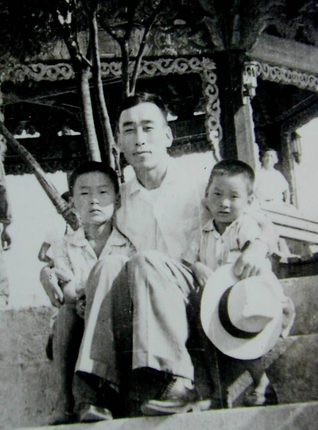 1961년 서울 남산 팔각정에서 아버지(가운데)가 나와 동생을 데리고 찍은 사진.