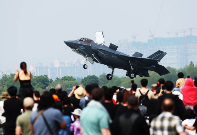 11일 경기도 평택시 주한미공군 오산기지에서 열린 ‘오산 에어 파워 데이 2025’에서 미해병대 F-35B 전투기가 비행하고 있다. 연합뉴스