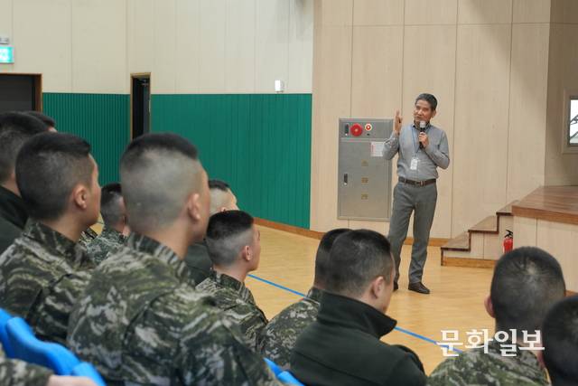 지난 3일 해병대 연평부대 장병들이 경제금융 강의를 듣고 있다. 해병대 제공