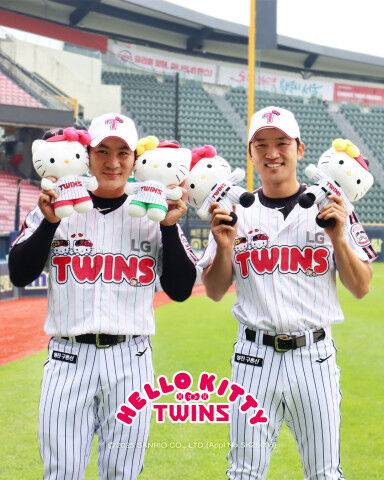 LG 트윈스 오지환(왼쪽)과 박해민이 헬로키티 콜라보 유니폼을 입고 있다./LG 트윈스