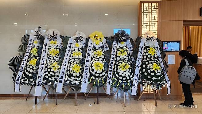 지난 12일 일본군 위안부 피해자 이옥선 할머니의 빈소 앞. 고인을 애도하는 문구가 적힌 조의 화환들로 복도가 가득찼다. 안효정 기자.