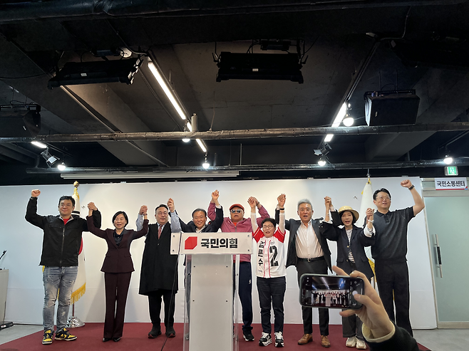 가수 김흥국(가운데) 씨 등 연예인들이 13일 서울 영등포구 국민의힘 중앙당사에서 김문수 대선 후보를 공개 지지했다. 주소현 기자