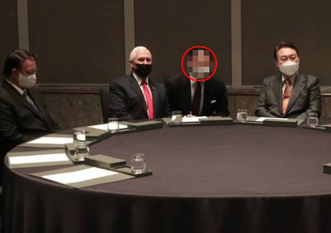 지난 2022년 당시 국민의힘 윤석열 대선 후보가 서울시 송파구의 한 호텔에서 마이크 펜스 전 미국 부통령과 면담했다. 당시 통역을 통일교 윤 전 본부장의 측근이 맡았다. 연합뉴스