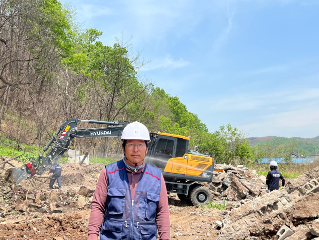 ▲ 산불로 폐허가된 잿더미 속에서 귀금속을 찾아준 배창수 송보건설 대표 ⓒ 프레시안(김종우)