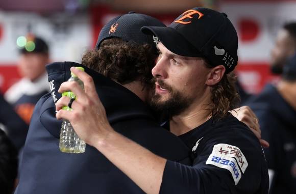 한화 이글스 라이언 와이스가 11일 서울 고척스카이돔에서 열린 2025 KBO리그 정규시즌 키움 히어로즈와의 원정 경기에서 코디 폰세와 포옹하고 있다. 뉴스1