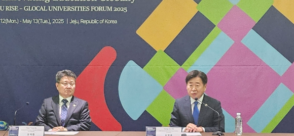 오영훈 제주도지사가 13~15일 ‘제7차 아시아태평양경제협력체(APEC) 교육장관회의’를 앞둔 12일 제주 국제컨벤션센터에서 오석환 교육부차관(장관대행)과 함께 기자회견을 열고 있다. 제주 강동삼 기자
