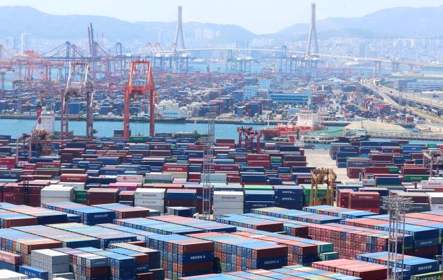 부산항 신선대부두에 수출 상품을 가득 담은 컨테이너들이 쌓여 있다. 연합뉴스