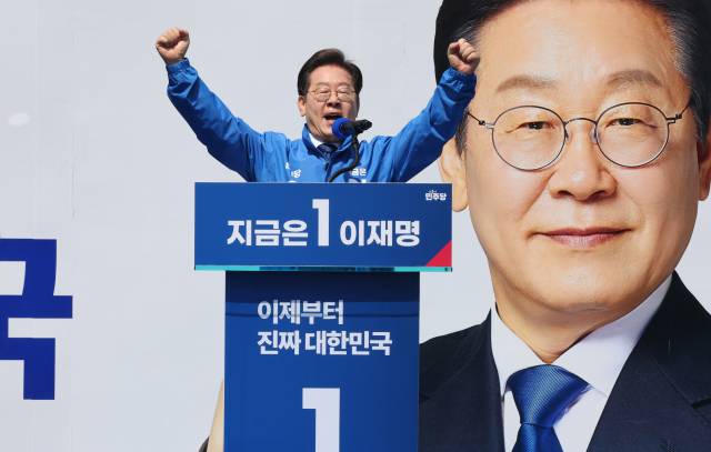 이재명 더불어민주당 대선 후보가 12일 서울 종로구 청계광장에서 출정식 성격의 '빛의 혁명' 유세를 하며 공식 선거운동을 시작하고 있다. 오승현 기자