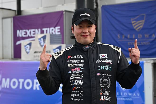 카메라를 향해 포즈를 취하고 있는 윤여환. 사진: 김학수 기자