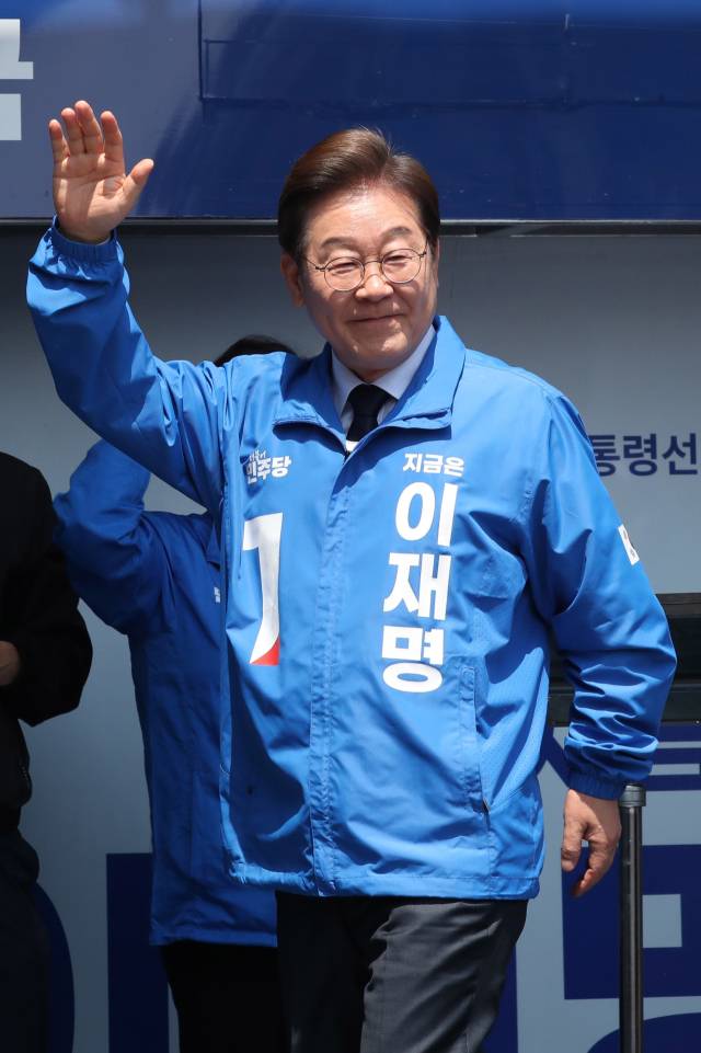 이재명 더불어민주당 대선 후보가 13일 경북 구미시 구미역광장에서 유권자들에게 지지를 호소하고 있다. 구미=오승현 기자 2025.05.13