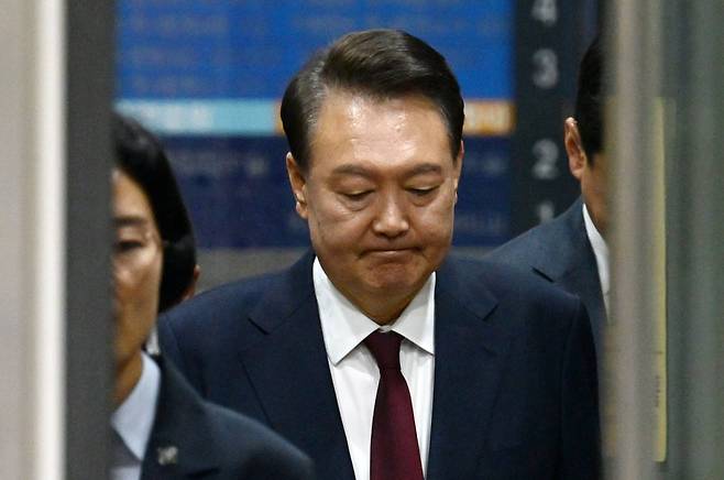 윤석열 전 대통령이 5월12일 서울 서초구 중앙지방법원에서 열린 내란 우두머리 혐의, 직권남용 권리행사방해 혐의 사건 3차 공판을 마친 뒤 법정을 나서고 있다. ⓒ공동취재