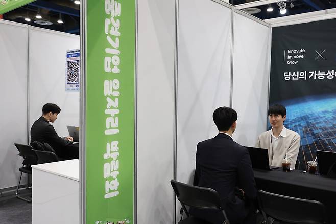 지난달 23일 서울 강남구 코엑스에서 열린 2025 중견기업 일자리 박람회를 찾은 구직자들이 기업 부스에서 면접을 보고 있다. ⓒ연합뉴스