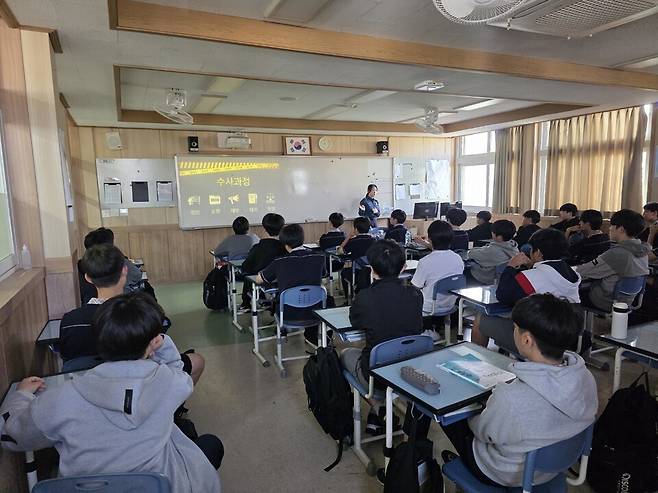 제주서부경찰서 여성청소년과 소속 경찰관이 지난 7일부터 3일간 제주중앙중학교에서 디지털 성범죄 예방교육을 실시하고 있다. ⓒ제주도교육청 제공