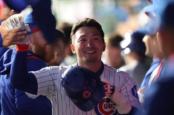 시카고 컵스 스즈키 세이야가 13일 마이애미전에서 5회초 투런홈런을 날리고 들어온 뒤 동료들의 축하를 받고 있다. AFP연합뉴스