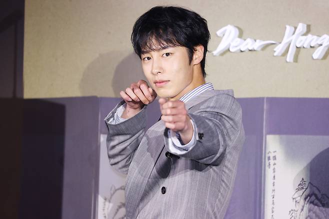 배우 이재욱이 13일 서울 구로구 라마다호텔에서 열린 넷플릭스 시리즈 ‘탄금’ 제작발표회에서 포즈를 취하고 있다. 연합뉴스