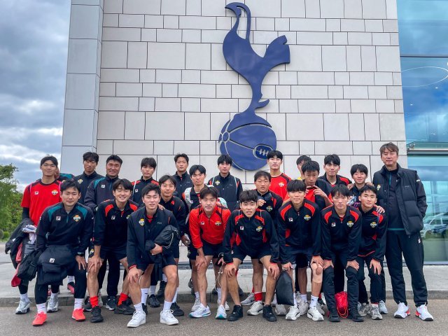 지난 3일부터 12일까지 진행된 강원FC 유소년 팀 및 타지역 유망주 선수들의 토트넘 연수 당시 모습. 강원FC 제공