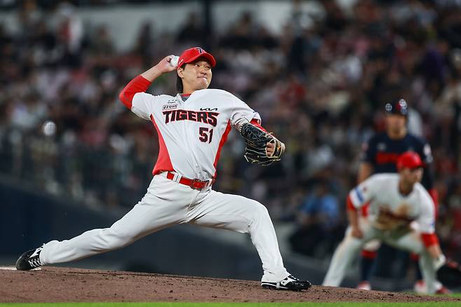 KIA 전상현이 13일 광주 롯데전에서 역투하고 있다. KIA 타이거즈 제공