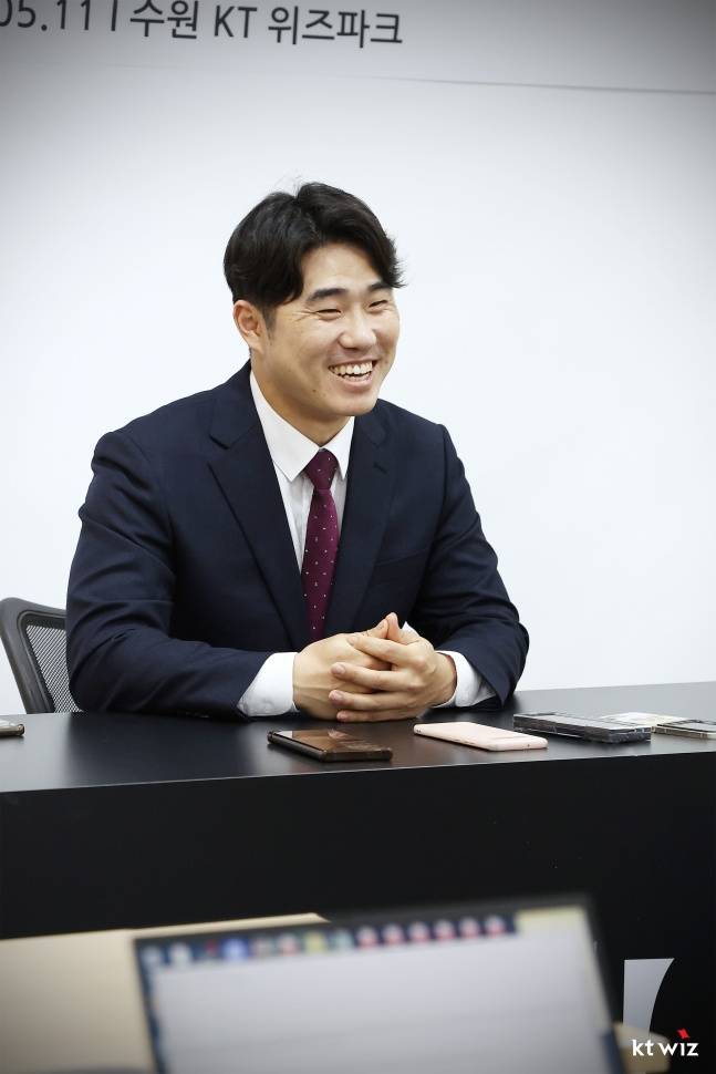 신본기가 11일 수원 KT-롯데전에 앞서 열린 자신의 은퇴식을 앞두고 취재진과 인터뷰하고 있다. /사진=KT 위즈 제공