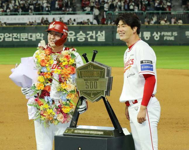 통산 500번째 홈런을 날린 최정(왼쪽)이 김광현과 함께 기념 촬영을 하고 있다. /사진=SSG 랜더스 제공
