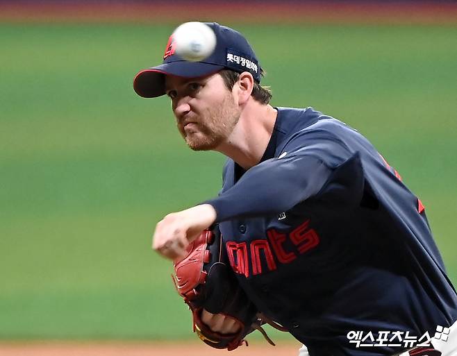 한국야구위원회가 13일 광주-KIA챔피언스필드에서 열리는 2025 신한 SOL Bank KBO리그 롯데와 KIA 타이거즈의 시즌 4차전을 앞두고 반즈를 웨이버 공시했다. 롯데 관계자는 대체 외국인 선수 영입보다 교체 쪽으로 방향성을 정했으며, 현재 후보로 거론되고 있는 알렉 감보아를 포함해 몇몇 선수와 협상을 진행 중이라고 전했다. 엑스포츠뉴스 DB