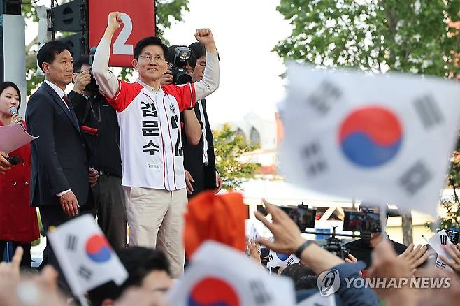 대구 서문시장 방문한 김문수 후보 (대구=연합뉴스) 박동주 기자 = 국민의힘 김문수 대선 후보가 12일 대구 서문시장을 방문해 지지를 호소하고 있다. 2025.5.12 pdj6635@yna.co.kr