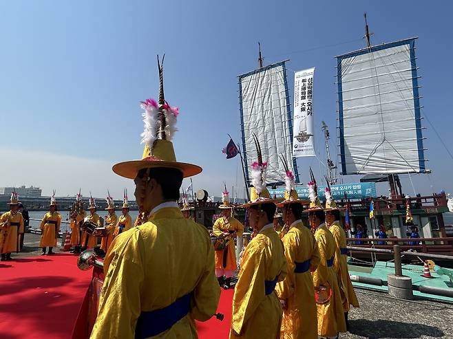 조선통신사선 입항 환영식 (오사카=연합뉴스) 김예나 기자 = 13일 일본 오사카항 ATC 부두에서 조선통신사선 재현선의 입항을 축하하는 행사가 열리고 있다. 2025.5.13
yes@yna.co.kr