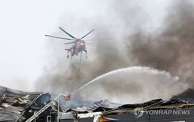 이천 물류센터 화재 진화작업 하는 소방헬기 (이천=연합뉴스) 홍기원 기자 = 13일 경기도 이천시 부발읍 소재 대형 물류센터에서 불이 나 소방헬기가 진화작업을 하고 있다. 2025.5.13 xanadu@yna.co.kr