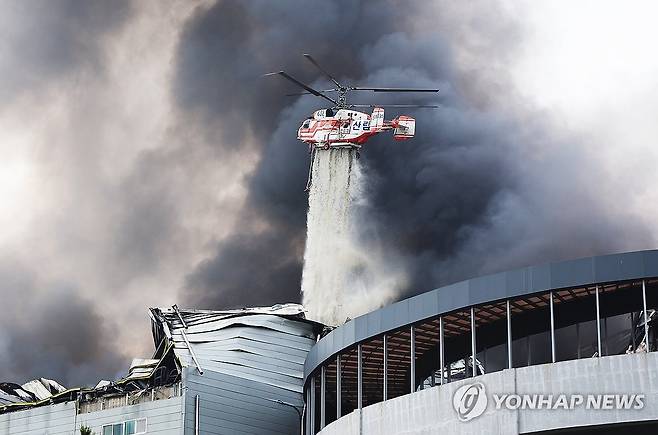이천 물류센터 화재 진화작업 하는 소방헬기 (이천=연합뉴스) 홍기원 기자 = 13일 경기도 이천시 부발읍 소재 대형 물류센터에서 불이 나 소방헬기가 진화작업을 하고 있다. 2025.5.13 xanadu@yna.co.kr