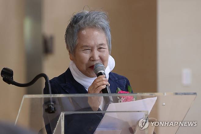 마이크 잡은 박정자 (서울=연합뉴스) 강민지 기자 = 배우 박정자가 13일 오후 서울 중구 국립극장에서 열린 연극인 故 김동원 흉상 제막식에서 김동원 약력 및 상훈보고를 하고 있다. 2024.5.13 mjkang@yna.co.kr