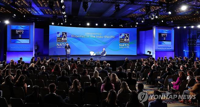 작년 나토 퍼블릭포럼 연설하는 윤석열 전 대통령 (워싱턴=연합뉴스) 홍해인 기자 = 윤석열 대통령이 11일(현지시간) 미국 워싱턴DC 메리어트 마르퀴스 호텔에서 열린 북대서양조약기구(NATO·나토) 퍼블릭포럼 인도·태평양 세션에서 연설하고 있다. 2024.7.12 hihong@yna.co.kr