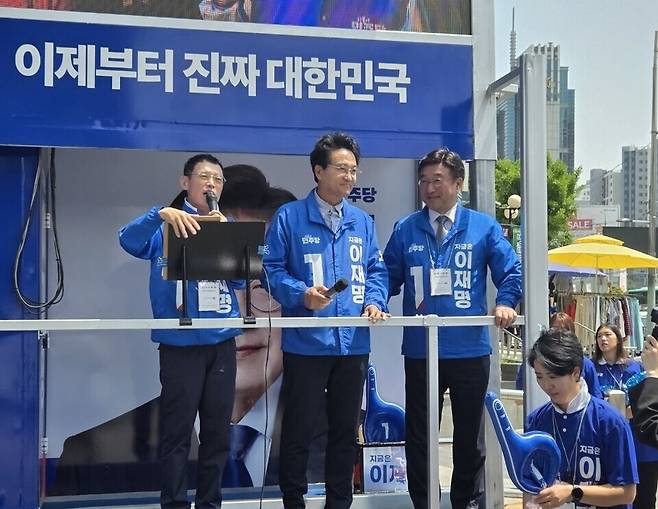 ▲ 14일 윤호중(오른쪽) 더불어민주당 선거대책본부장과 안민석(가운데) 경기도당 선대위 상임고문이 구리시에서 이재명 후보 지지 유세전을 펼치고 있다.