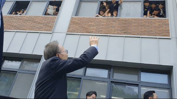 이명박 전 대통령이 14일 모교인 포항동지고등학교를 방문한 가운데, 동지고 학생들이 교실 창문을 연 채 환호하자 이 전 대통령이 손을 흔들며 화답하는 모습. 황영우 기자
