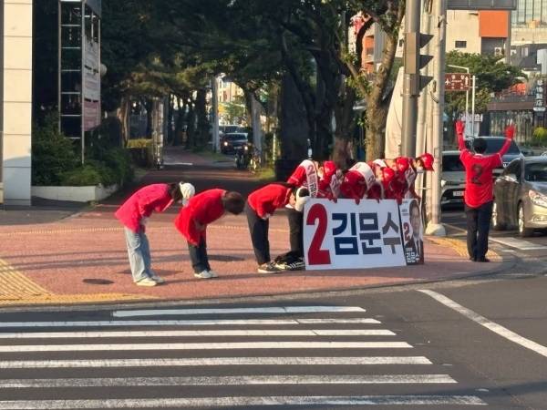 고광철 국민의힘 제주시갑당협위원장과 선거운동원들이 지난 13일 신제주 일원에서 김문수 후보 지지를 호소하며 거리인사를 하고 있다.