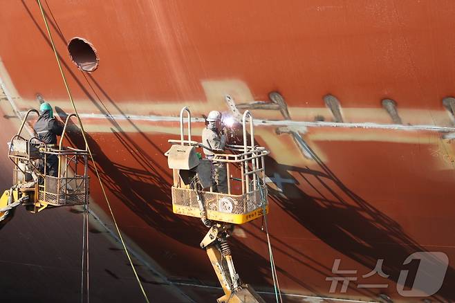조선소 선박용접 (영암군 제공. 재판매 및 DB금지) /뉴스1
