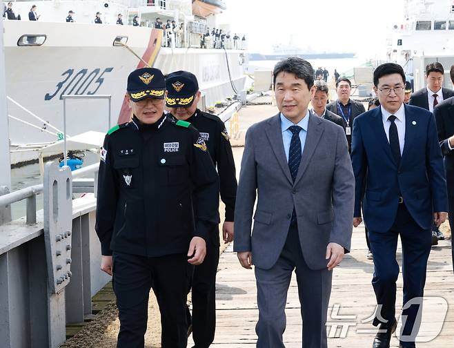 이주호 대통령 권한대행 부총리 겸 교육부 장관이 11일 인천 중구 서해5도 특별경비단 3005함을 방문, 봄철 꽃게 성어기를 맞아 강화된 불법조업 단속 현장을 점검하고 있다. (교육부 제공, 재판매 및 DB 금지)