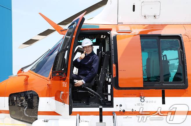 김문수 국민의힘 대통령 후보가 14일 경남 사천시 항공정비업체 한국항공서비스에 방문해 산림청 산불 진화 헬기를 살펴보고 있다. 2025.5.14/뉴스1 ⓒ News1 김민지 기자