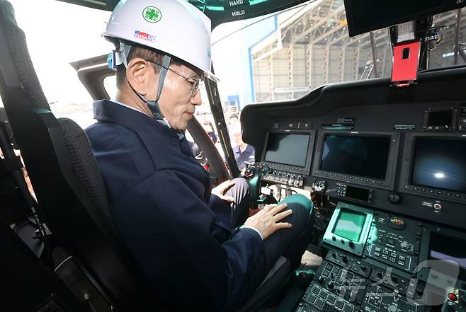 김문수 국민의힘 대통령 후보가 14일 경남 사천시 항공정비업체 한국항공서비스에 방문해 산림청 산불 진화 헬기를 살펴보고 있다. (공동취재) 2025.5.14/뉴스1 ⓒ News1 김민지 기자