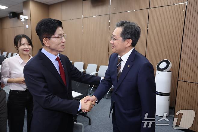 김문수 국민의힘 대통령 후보가 14일 경남 사천시 우주항공청을 방문해 간담회를 마친 뒤 윤영빈 청장과 대화를 나누고 있다.(공동취재) 2025.5.14/뉴스1 ⓒ News1 김민지 기자