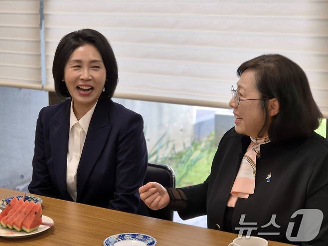 이재명 더불어민주당 대통령 후보 부인 김혜경 여사가 14일 광주 남구 양림동에 위치한 오월어머니집을 찾아 어머니들과 이야기를 하고 있다. (오월어머니집 제공. 재판매 및 DB 금지)