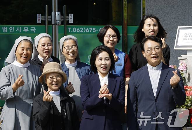 이재명 더불어민주당 대통령 후보의 부인 김혜경 여사가 14일 광주 남구 소화자매원을 찾아 이야기를 나눈 후 조영대 신부, 수녀 등과 기념촬영을 하고 있다. 2025.5.14/뉴스1 ⓒ News1 김태성 기자