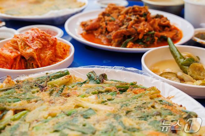 강릉단오제 먹거리장터 음식. (강릉단오제위원회 제공, 재판매 및 D B금지) 2025.5.14/뉴스1