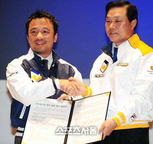 박완수 통합 창원시장(현 경남도지사)이 2011년 NC 다이노스를 유치한 뒤 김택진 구단주와 밝은 표정으로 악수하고 있다. 사진 | 박진업기자 upandup@sportsseoul.com