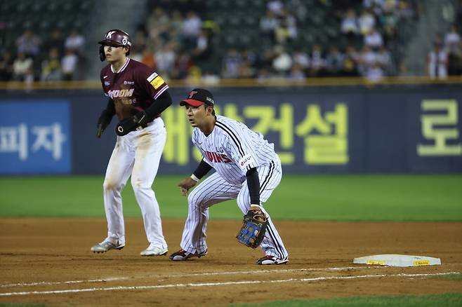 LG 김민수가 13일 서울 잠실구장에서 열린 2025 KBO리그 정규시즌 키움전에서 1루 수비를 보고 있다. 사진 | LG 트윈스