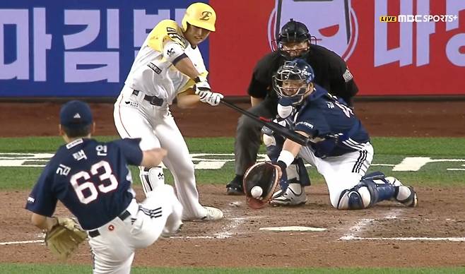 ◇정면에서 본 최인호의 체크스윙 장면. 사진출처=중계화면 캡처